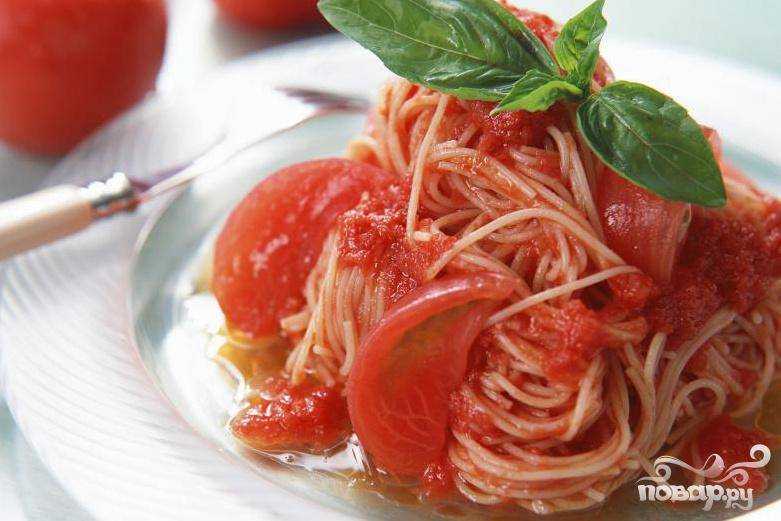 Спагетти с соусом из свежих помидоров