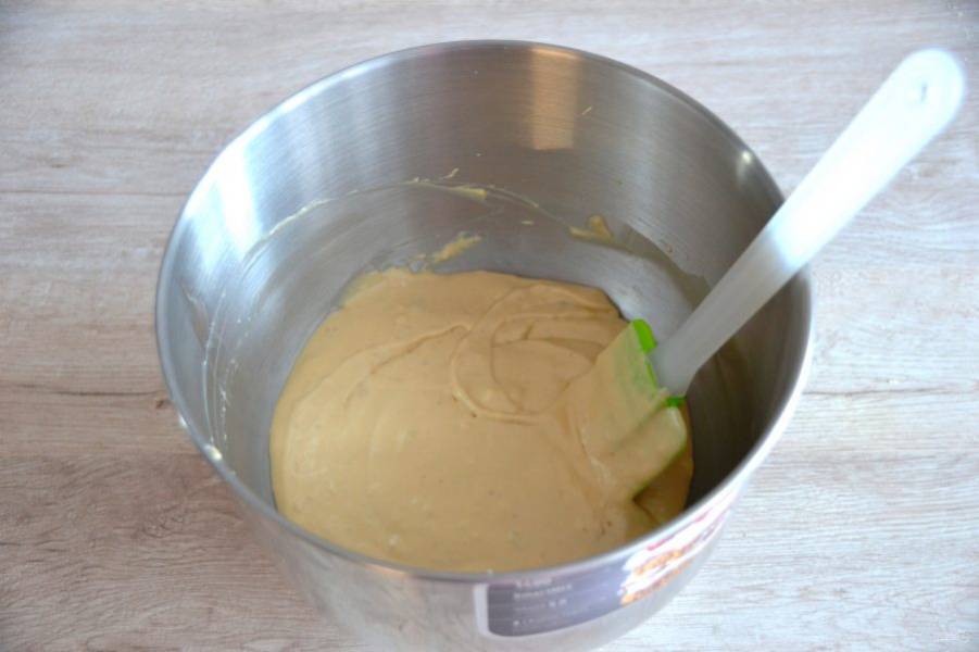 Замоченный желатин прогрейте в течение 20-30 секунд в микроволновой печи, влейте в крем, взбейте в однородную массу.