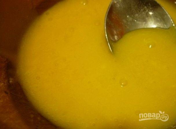 Теперь сделайте тесто. Желтки отделите от белков. Взбейте желтки с маслом и разрыхлителем.