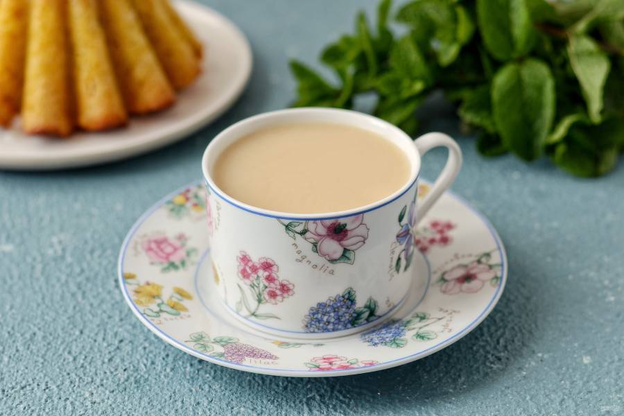 Английский завтрак яйца сосиски грибы фасоль помидоры тосты и чай с молоком