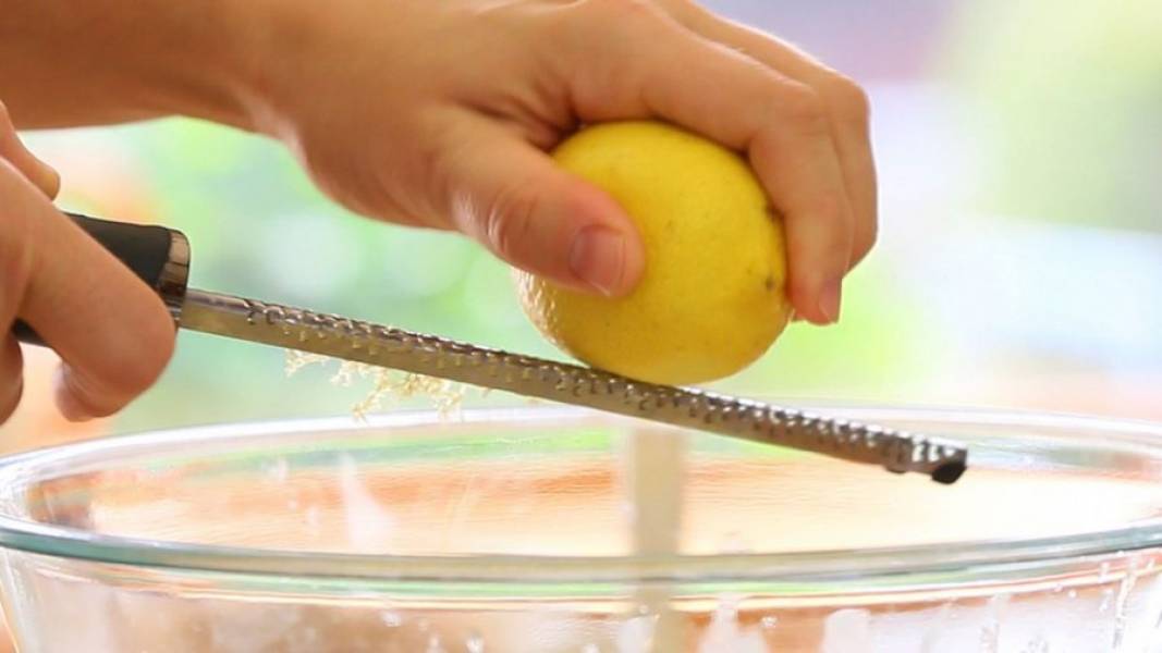 3. Добавьте к этим ингредиентам цедру лимона и ванилин. Перемешайте.