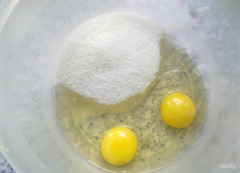Яйца взбейте с сахаром в пену.
