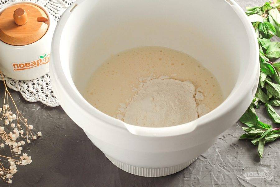 Всыпьте пшеничную муку и аккуратно вмешайте ее в тесто. Тесто не должно получиться слишком густым.