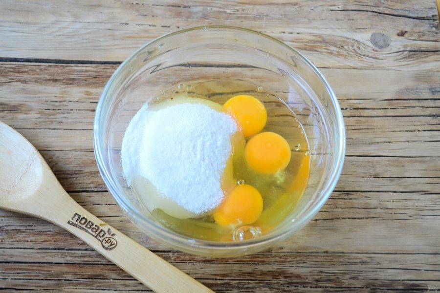 Яйца смешайте с сахаром и взбейте до растворения сахара. 