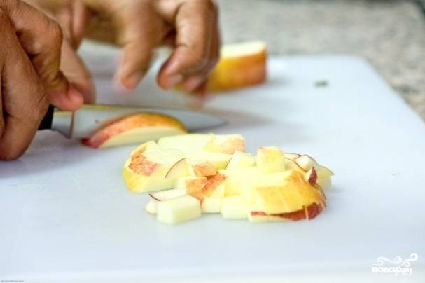 Яблоки вымыть, обсушить и нарезать тонкими ломтиками. Сразу же сбрызнуть лимонным соком, чтобы не потемнели. 