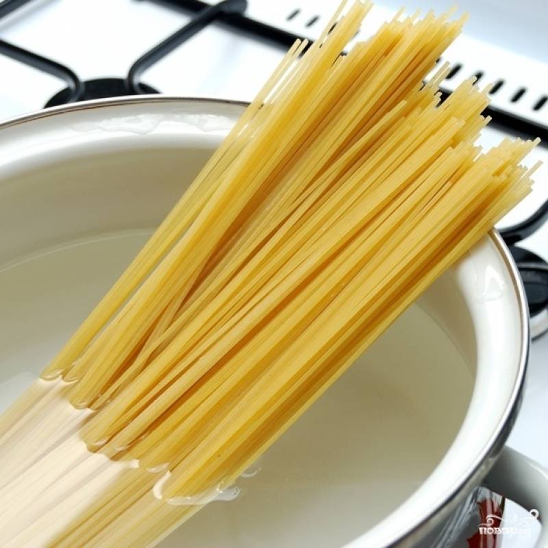 Как варить длинные макароны. Спагетти Алио олио. Кастрюля для спагетти. Макароны в кастрюле. Варка макарон.