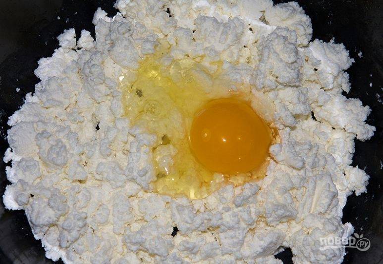 2. Вбейте яйцо в творог, добавьте сахар и соль. Смешайте, а после добавьте немного муки.