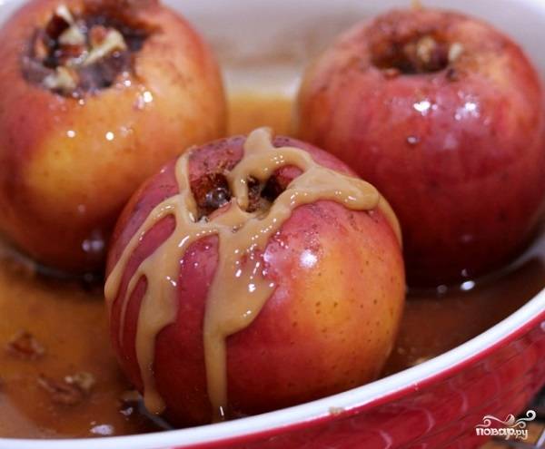 8. Запекайте яблочки минут 45-55. Перед подачей можно дополнительно полить их карамельный соусом или медом, например. Приятного аппетита! 