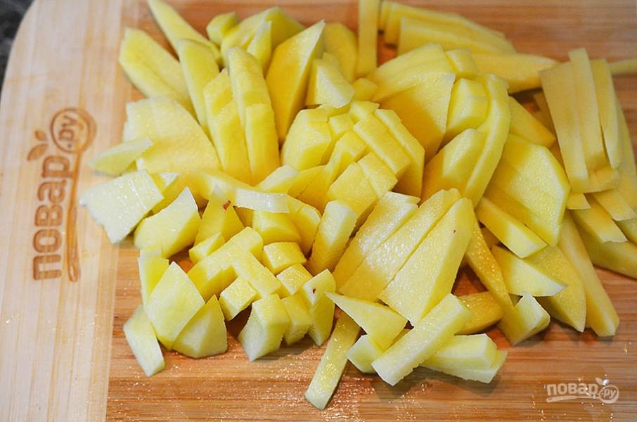 4. Картофель почистите и нарежьте соломкой.