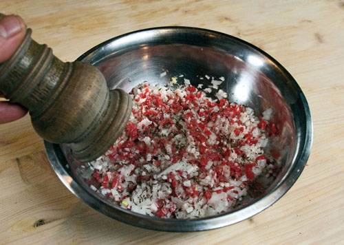 3. Нарезанное сало и мясо соединить с луком. Тщательно перемешать и добавить соль, специи по вкусу. 
