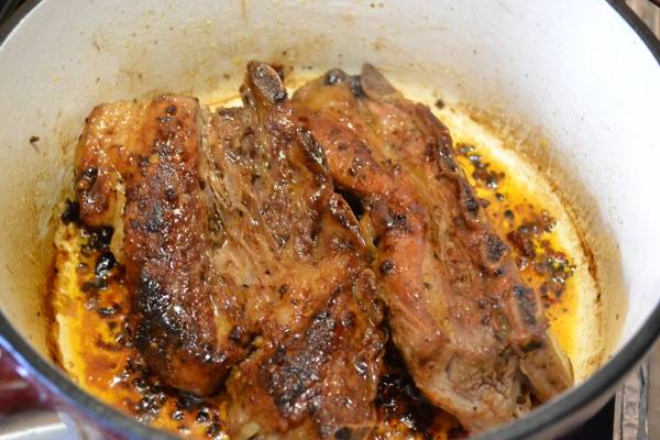 Когда вся жидкость испарится, мясо должно немного поджариться. Выкладываем мясо на тарелку.