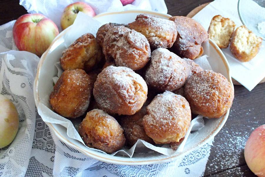 Творожные пончики с яблоком