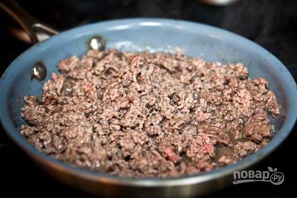 1. Первым делом вымойте говядину, пропустите мясо через мясорубку и выложите фарш на сковороду с небольшим количеством растительного масла. 