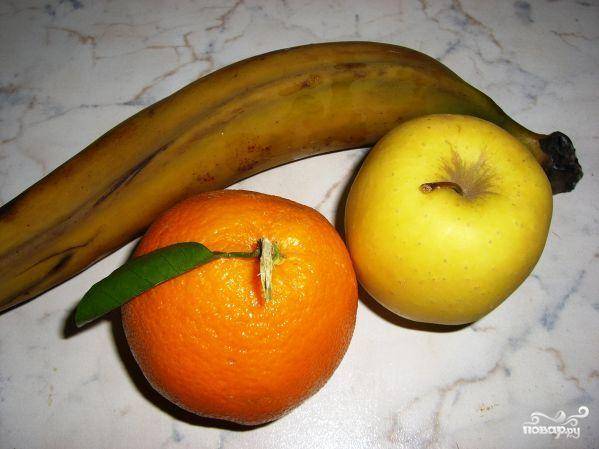 Для приготовления этого десерта нам понадобится банан, сладкое яблоко и спелый апельсин.