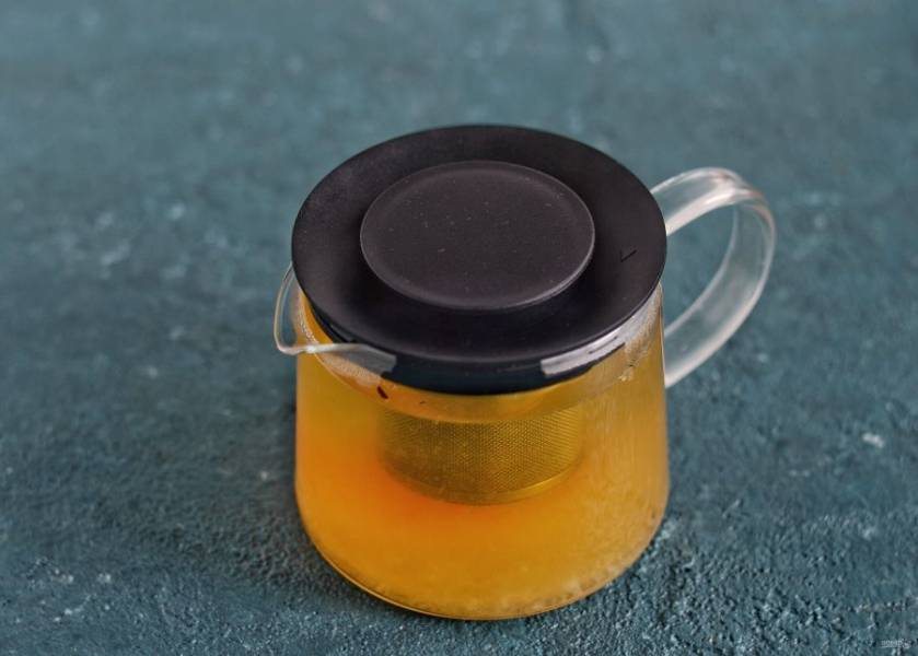 Добавьте лимонный сок в чайник с заваркой, залейте кипятком и оставьте на 3-5 минут. 