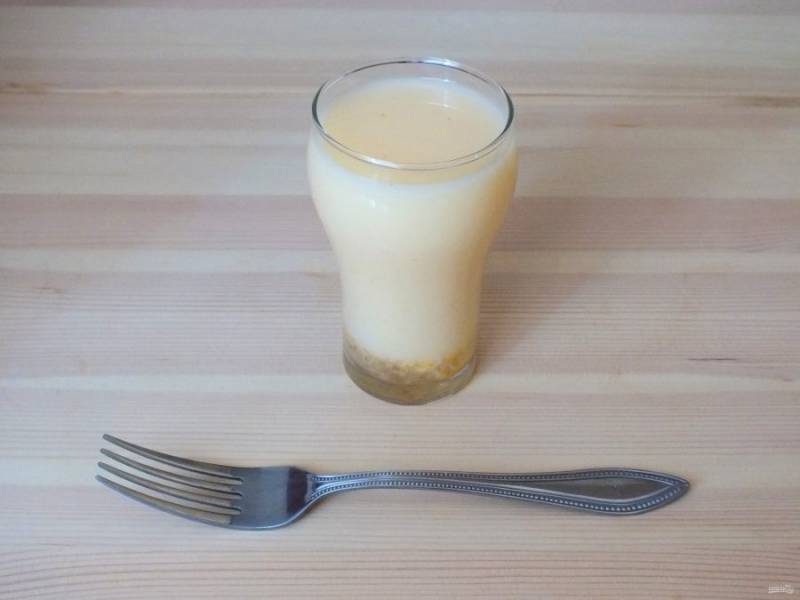 В стакан с водой добавьте яйцо, соль по вкусу и размешайте вилкой.