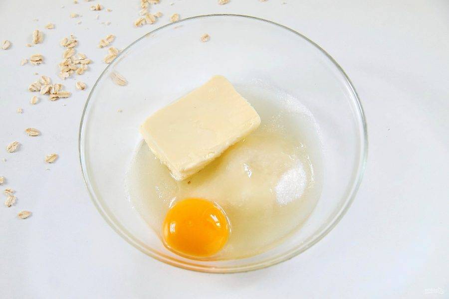 2. Соедините в глубокой миске мягкое масло, сахар и яйцо.
