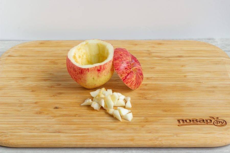 У яблока срежьте макушку, с помощью ножа или ложки (удобно делать ложкой для шариков мороженого) уберите сердцевину и немного мякоти, чтобы получилась яблочная чашечка. Мякоть из яблока и со срезанной крышечки отложите.