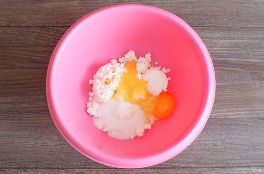 В чаше соедините творог, мёд, сахар, соль, яйцо. Перемешайте погружным блендером.