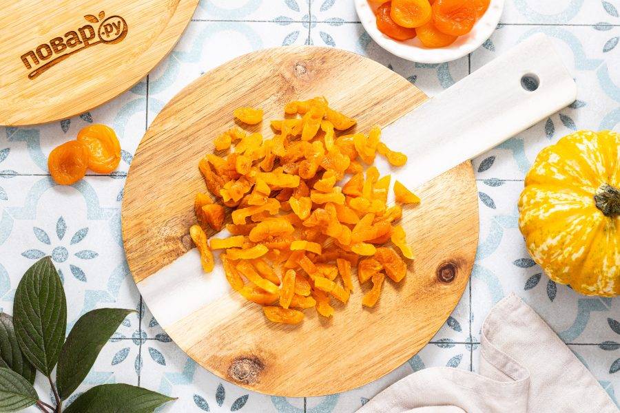 Курагу промойте, обсушите с помощью бумажных полотенец. Нарежьте на небольшие кусочки.