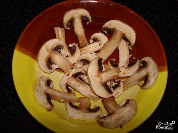 Чистим и нарезаем грибы. Несколько штук можно порезать пластинками и оставить для украшения готового супа. Остальные грибы режем помельче.