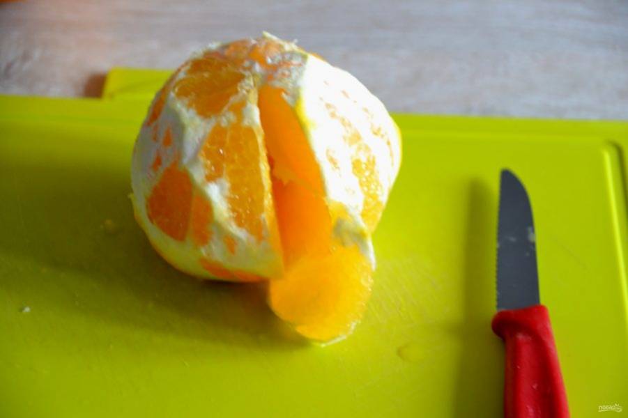 Пока выпекается бисквит, займитесь приготовлением апельсинового конфитюра. Для этого очистите апельсины и нарежьте на сегменты, стараясь избавиться от пленки.