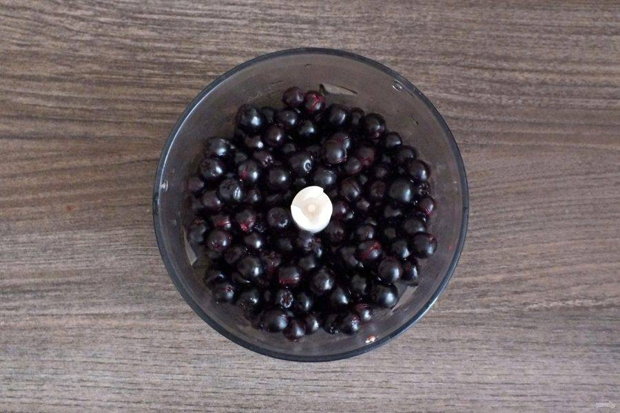 Переложите черноплодку в чашу блендера и пробейте их до однородного состояния.