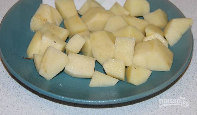 Картофель промываем и очищаем от кожуры, нарезаем его кубиками.