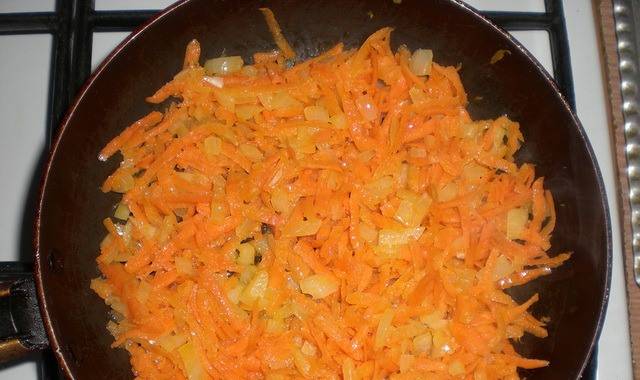 Обжарьте лук и морковь с маслом.
