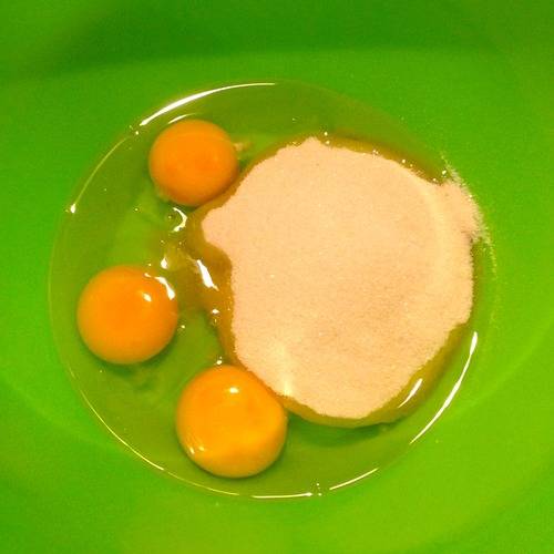 1. Для приготовления бисквита необходимо взбить яйца с сахаром, чтобы объем увеличился в три раза. 