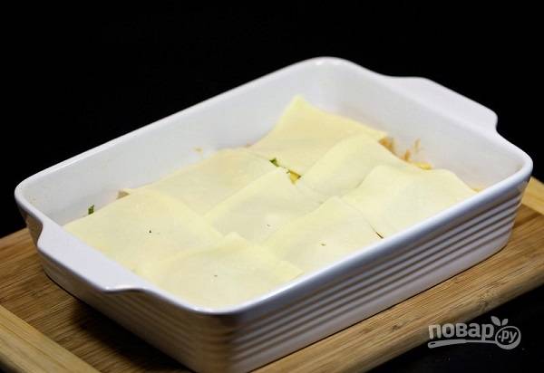 13. Сверху выложите оставшийся соус и ломтики сыра. 