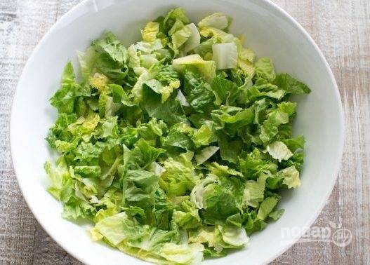 4. Формируем салат: нарезаем листья салата, добавляем нарезанный дольками авокадо, помидоры, огурцы, лук и добавляем консервированную или отварную кукурузу.