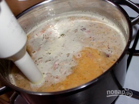 Чтобы консистенция нашего супа получилась более нежной и бархатистой, с помощью погружного блендера измельчим-перебьем горох, но не до однородного состояния. Пусть некоторые горошинки останутся.