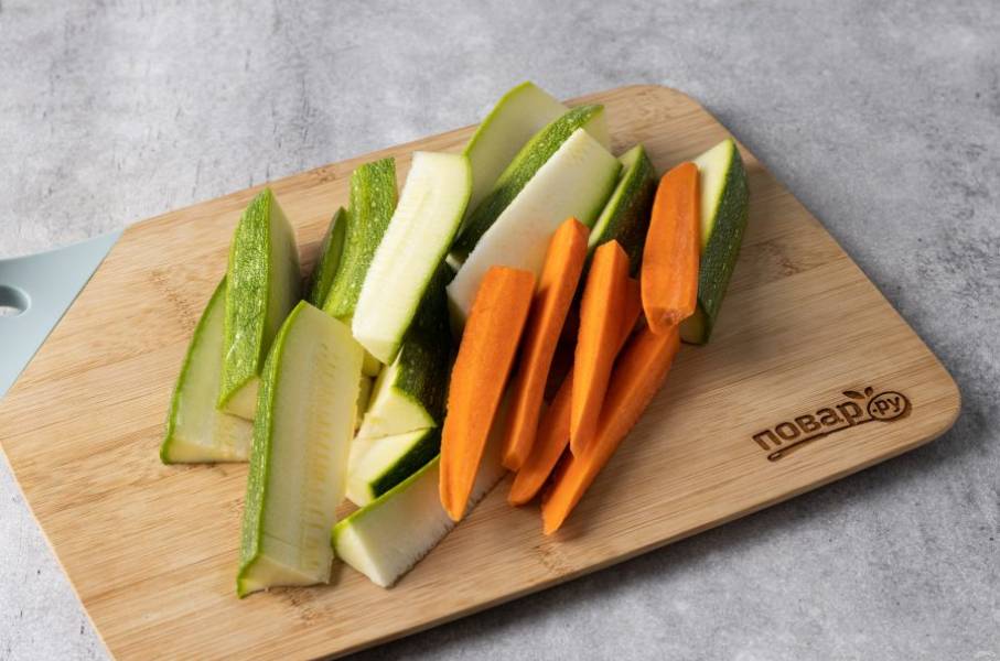 Цукини и морковь нарежьте крупной соломкой по размеру банки. Если у цукини крупные семена, можно отрезать эту мягкую часть и не использовать ее в рецепте.