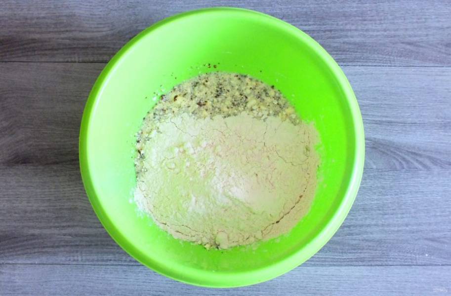 Добавьте муку, разрыхлитель, соду, соль. Начните замешивать тесто с помощью вилки.