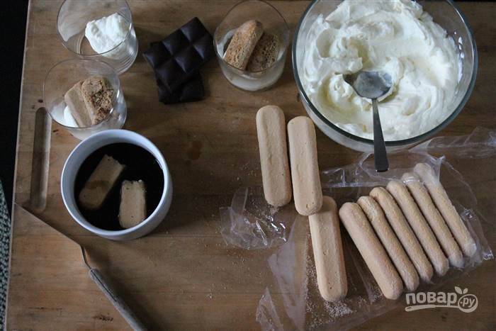 Смешайте эспрессо с ореховым ликёром. Обмакните в смесь "Савоярди". Шоколад натрите на мелкой тёрке.