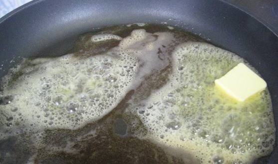 На самой высокой температуре раскаляем сковородку и растапливаем на ней сливочное масло.
