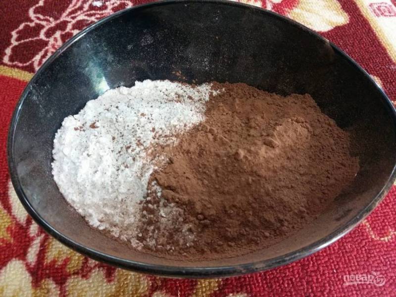 1. Смешайте муку, какао порошок, разрыхлитель, пищевую соду и соль.