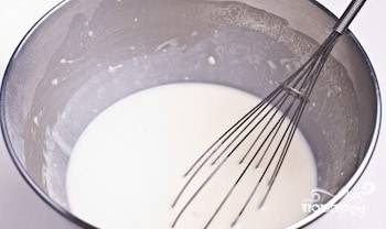 Сделайте тесто. Просейте муку с солью. Добавьте молоко, яйца, воду, 2 ст. ложки масла. Замешайте тесто венчиком и оставьте его на 15 минут.