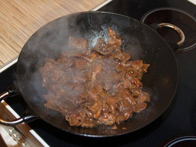 Пока мясо маринуется, можно заняться подготовкой овощей. Теперь будем обжаривать мясо. Хорошо нагреваем вок, наливаем ложку масла и обжариваем баранину минуты 2, пока она не изменит цвет. Можно обжаривать небольшими порциями и все время перемешивать. Обжаренное мясо выкладываем в отдельную посуду.