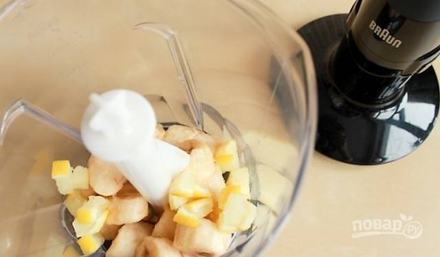 Теперь выложите в блендер замороженный лимон и еще один банан. Взбейте до однородности и выложите поверх клубничного слоя в креманки. Снова отправьте их в морозилку. 