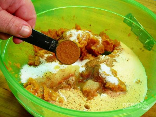 Предварительно отваренный до мягкости батат обсушите и положите в миску, разомните вилкой. Добавьте мягкое масло, молоко, сахар и все специи.