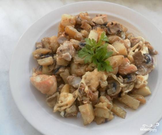 Ингредиенты для рецепта «Тушеная картошка с курицей и грибами»: