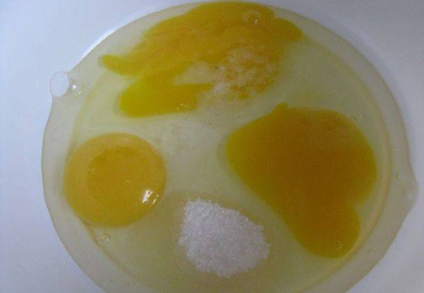 Яйца разбиваем в миску, добавляем воду.