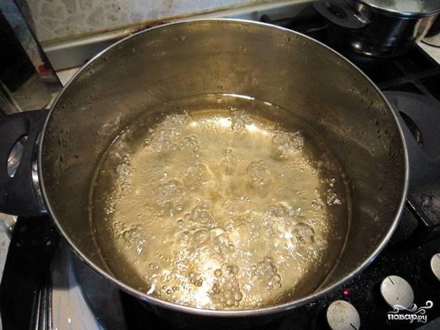 Слить воду из банок в кастрюлю и добавить сахар и соль. Снять с огня и добавить уксус.