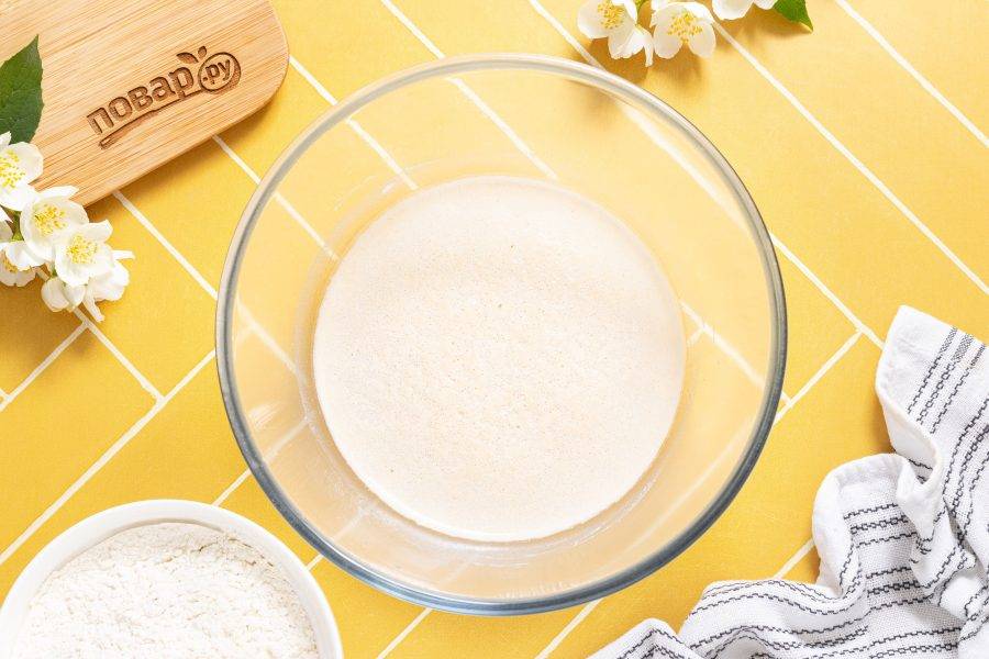 Дрожжи должны подняться пышной шапочкой.