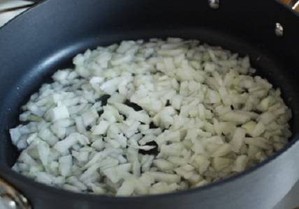 2. На сковороде с небольшим количеством оливкового масла обжарить до прозрачности мелко нарезанный лук. 