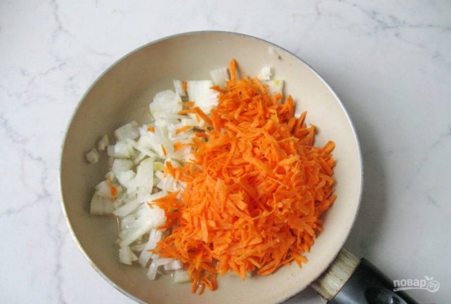 В это время мелко нарежьте лук, а морковь натрите на тёрке. Тушите овощи в масле на сковороде в течение 10 минут, помешивая.