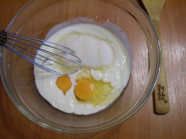 Смешиваем кефир с сахаром, яйцами, ванилином и щепоткой соли.