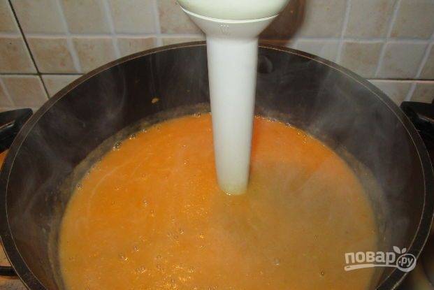 После этого превратите суп в пюре с помощью блендера.